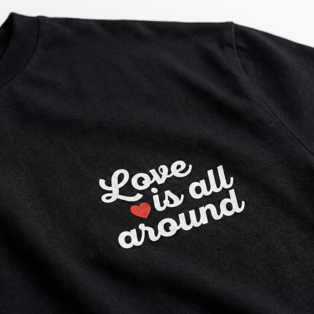 Love is All Around Baskılı Siyah T-shirt